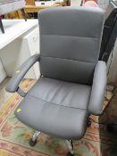 A MODERN GREY SWIVEL OFFICE CHAIR