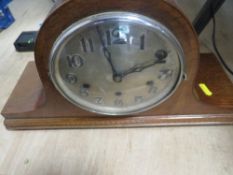 A VINTAGE WOODEN MANTLE CLOCK