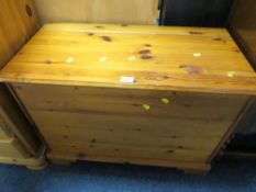 HONEY PINE BLANKET BOX