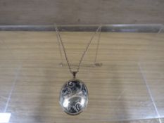 A HALLMARKED 9 CARAT GOLD LOCKET ON A CHAIN STAMPED 375 approx combined weight 6.2g