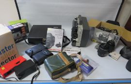 A TRAY OF PHOTOGRAPHY AND PROJECTION EQUIPMENT TO INCLUDE A BOXED NIKON COOLPICS 5000 DIGITAL CAMERA