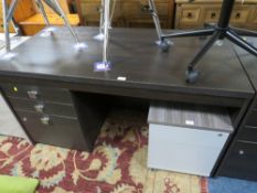 A MODERN BROWN SINGLE PEDESTAL OFFICE DESK W- 140CM