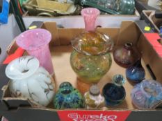 A TRAY OF ASSORTED GLASSWARE TO INCLUDE ISLE OF WIGHT