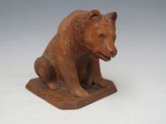 A BLACK FOREST STUDY OF A SEATED BEAR, L 15 cm, H 13 cm