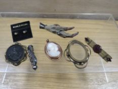 A QUANTITY OF ASSORTED VINTAGE JEWELLERY TO INCLUDE A CAMEO PENDANT