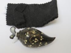 A 19TH CENTURY HORN AND BONE INLAID SNUFF BOTTLE, 7 cm