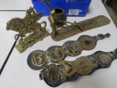 A CRATE OF MIXED BRASS TO INCLUDE HORSES BRASSES, A GEORGE AND THE DRAGON DOORSTOP, BRONZE