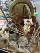 A TRAY OF ASSORTED METAL WARE TO INCLUDE BRASS AND COPPER COAL SCUTTLE, DOOR STOP IN THE FORM OF A