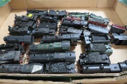 A TRAY CONTAINING SIXTEEN OO GAUGE STEAM LOCOMOTIVES, mostly with tenders, by Hornby, Bachmann etc.