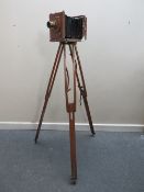 AN EDWARDIAN PLATE CAMERA MARKED 'THE MIDLAND CAMER Co. BIRMINGHAM', fitted with brass lens on a