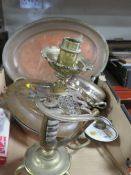 A TRAY OF ASSORTED METAL WARE TO INCLUDE AN UNUSUAL CANDLESTICK MADE FROM A SWORD HANDLE