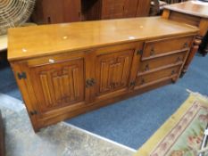 AN OAK EFFECT LOW SIDEBOARD A/F