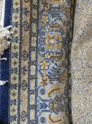 A 20TH CENTURY WOOLLEN RUG 250 X 350 CM