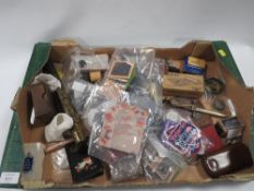 A TRAY OF ASSORTED VINTAGE COLLECTABLE'S TO INCLUDE BADGES ETC