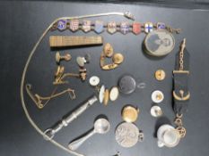 A KETCHAM & MCDOUGHALL EXTENDING CHAIN BROOCH, ALONG WITH COLLAR STUDS, CUFFLINKS ETC