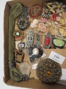 A COLLECTION OF VINTAGE BROOCHES