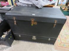 A VINTAGE CAR REAR TRAVELLING TRUNK 72 X 95CM