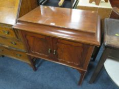 A VINTAGE MAHOGANY CASED PEROPHONE GRAMOPHONE