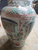 A ORIENTAL VASE DECORATED WITH WARRIORS FIGHTING BEFORE NOBLE MEN