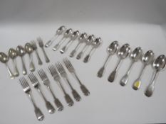 A QUANTITY OF ASSORTED FLATWARE TO INCLUDE A PAIR OF EARLY VICTORIAN HALLMARKED SILVER FIDDLE