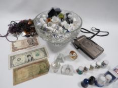 A TRAY OF COLLECTABLE'S TO INCLUDE COSTUME JEWELLERY, THIMBLES ETC