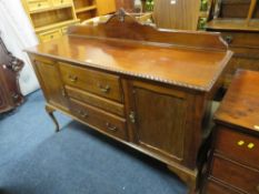 A LARGE VINTAGE MAHOGANY SERVING SIDEBOARD - W 153 CM