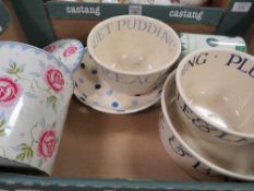 A BOX OF MIXED EMMA BRIDGEWATER, SPONGE WARE ETC