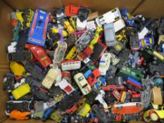 A TRAY OF PLAYWORN DIE CAST VEHICLES TO INCLUDE HOT WHEELS, CORGI, MATCHBOX ETC