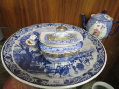 A SMALL QUANTITY OF CERAMICS TO INCLUDE AN ANTIQUE WEDGWOOD TEAPOT, A BLUE/WHITE CHARGER DECORATED