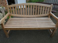 A NEW / OLD STOCK HARDWOOD GARDEN BENCH