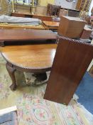A LARGE EARLY 20TH CENTURY MAHOGANY WIND-OUT DINING TABLE ON BALL & CLAW FEET - TWO LEAVES