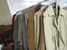 A RAIL OF VINTAGE CLOTHING TO INCLUDE LADIES DRESSES, COATS AND JACKETS ETC TOGETHER WITH A