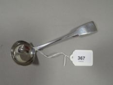 A HALLMARKED GLASGOW ASSAY STAMPED FIDDLE PATTERN TODDY LADLE MAKERS MARK P.A