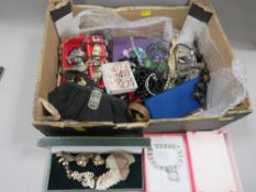 A TRAY OF JEWELLERY ITEMS TO INCLUDE VINTAGE BEADS, BOXED ITEMS, RINGS ETC