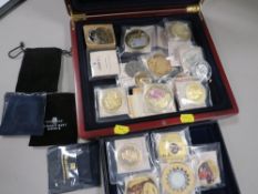 A COLLECTION OF MODERN COMMEMORATIVE COINS AND MEDALLIONS MOSTLY OF ROYAL INTEREST, TO INCLUDE