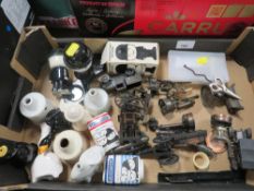 A SMALL TRAY OF COLLECTABLES TO INCLUDE NEWPORT POTTERY PIE BIRDS