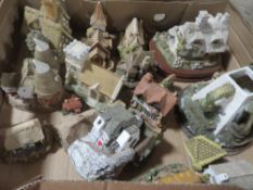 A TRAY OF ASSORTED COTTAGES ETC TO INCLUDE DAVID WINTER ETC - AS FOUND