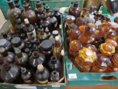 TWO TRAYS OF BROWN AND AMBER CHEMIST AND LABELLED APOTHECARY BOTTLES ETC