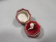 A 9ct GOLD RING SET WITH PEARL