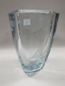 A HEAVY SIGNED SWEDISH ART DECO TYPE STUDIO GLASS VASE ENGRAVED WITH A COUPLE RIDING A SAILBOAT