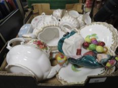 A TRAY OF ASSORTED CERAMICS TO INCLUDE WEDGWOOD AND SPODE
