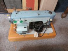 FOUR ASSORTED VINTAGE SEWING MACHINES TO INCLUDE SINGER ETC - A/F