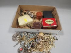 A TRAY OF COLLECTABLES TO INCLUDE A BRASS LINK CHARM BRACELET, COSTUME JEWELLERY ETC