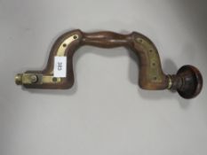 AN ANTIQUE BRASS MOUNTED CARPENTERS BRACE