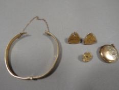 A PAIR OF YELLOW METAL CUFFLINKS STAMPED R10K EMBOSSED SCM AND SET WITH A SAPPHIRE IN ONE AND A RUBY