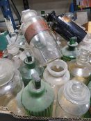 A TRAY OF MIXED CLEAR AND COLOURED LABELLED APOTHECARY BOTTLES