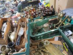 A QUANTITY OF METALWARE TO INCLUDE BRASS DOOR FURNITURE ETC