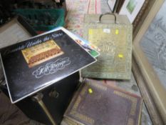 A SMALL QUANTITY OF COLLECTABLES TO INCLUDE A SMALL QUANTITY OF METALWARE IN A BRASS COAL SCUTTLE,