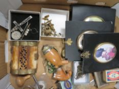 A SMALL TRAY OF COLLECTABLES