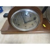 A VINTAGE WOODEN MANTLE CLOCK.